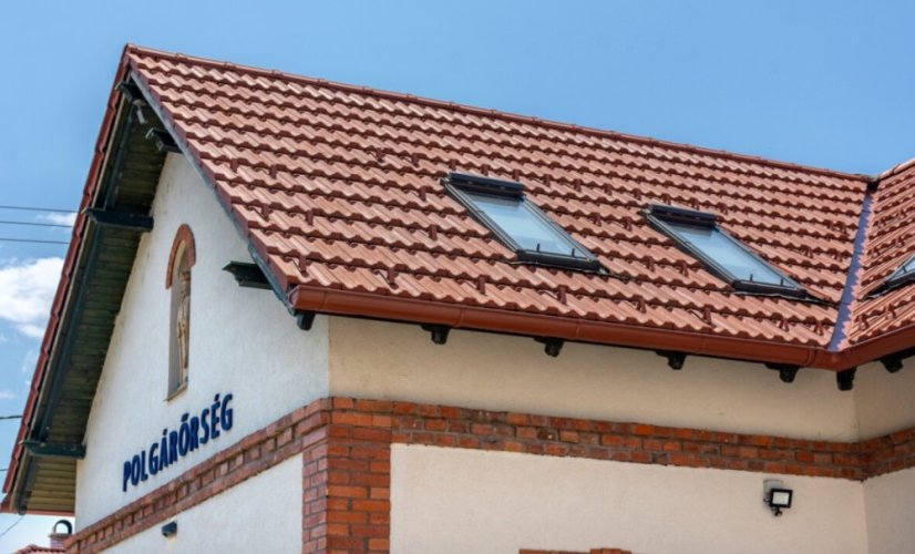 Keramická taška RAPIDO 1/1 - Barva: Cihlově červená engoba, Typ tašky: Základní taška, Typ krytiny: Pálená taška, Název: RAPIDO