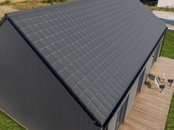 Betonová taška KIOTO 1/1 - Barva: Tmavě šedá DURATOP PRO, Typ tašky: Základní taška, Typ krytiny: Betonová taška, Název: KIOTO