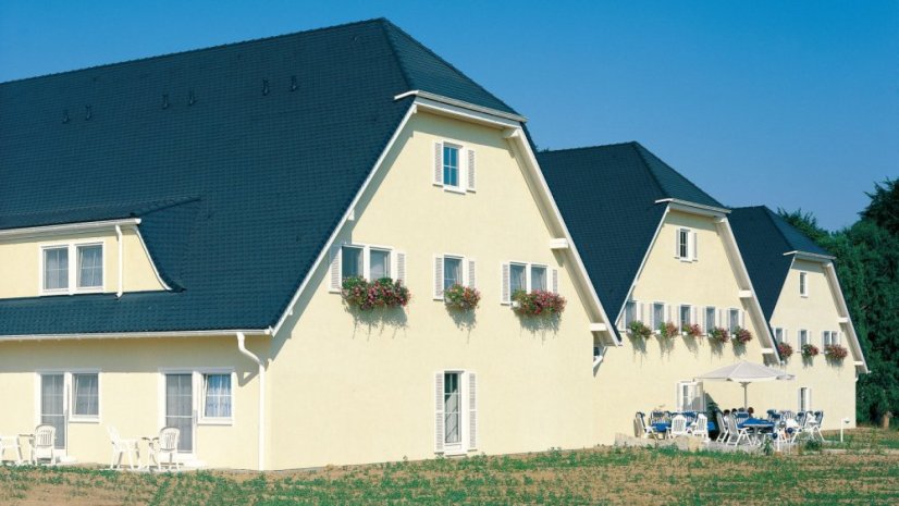 Keramická taška KLASSIK (Lenti) 1/1 - Barva: Engoba černá lesklá, Typ tašky: Základní taška, Typ krytiny: Pálená taška, Název: KLASSIK (Lenti)