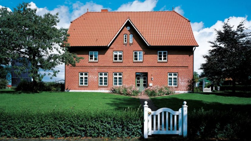 Keramická taška FUTURA 1/1 - Barva: Engoba vínově červená, Typ tašky: Základní taška, Typ krytiny: Pálená taška, Název: FUTURA