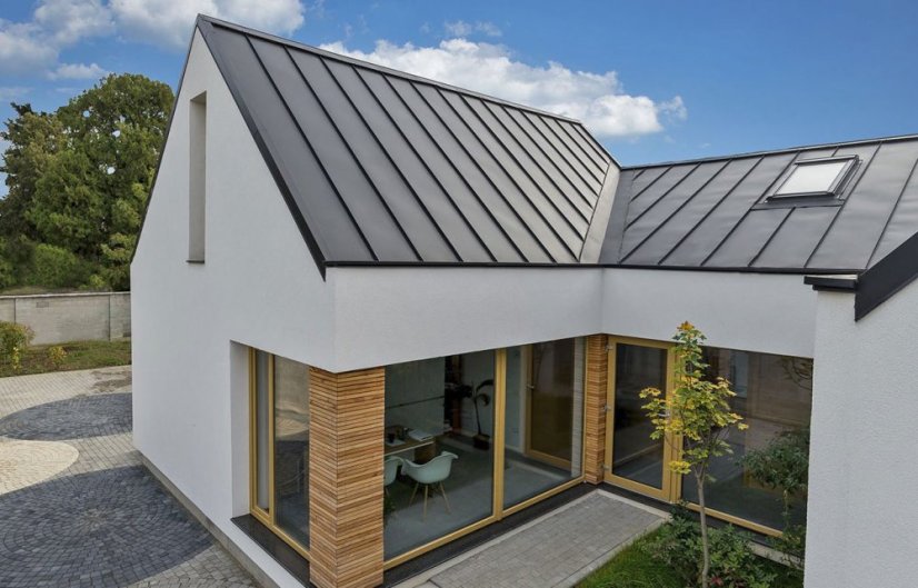 Falcovaná střešní krytina ROVA Seamline - Barva: Dle vzorníku na vyžádání, Typ krytiny: ROVA Seamline FOP, Materiál: ocel, Třída kvality: ROVA Classic (standartní barvy), Šířka plechu: 407 mm