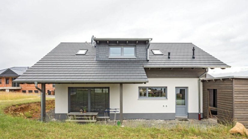 Betonová taška KAPSTADT 1/1 - Barva: Červená, Typ tašky: Základní taška, Typ krytiny: Betonová taška, Název: KAPSTADT