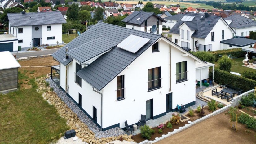 Betonová taška KAPSTADT 1/1 - Barva: Červená, Typ tašky: Základní taška, Typ krytiny: Betonová taška, Název: KAPSTADT