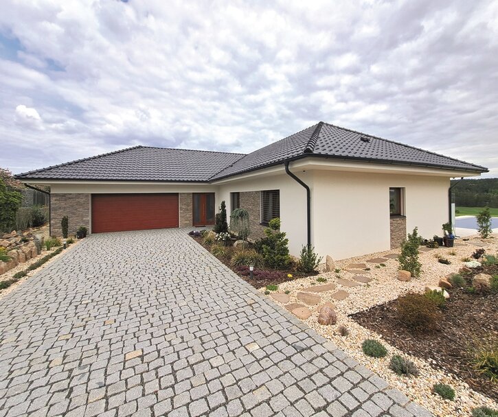 Keramická taška RUBÍN 9 1/1 - Druh krytiny BRAMAC: Keramické tašky, Barvy BRAMAC: Engoba měděná, Typ krytiny BRAMAC: RUBÍN 9, Typ tašky: Základní taška