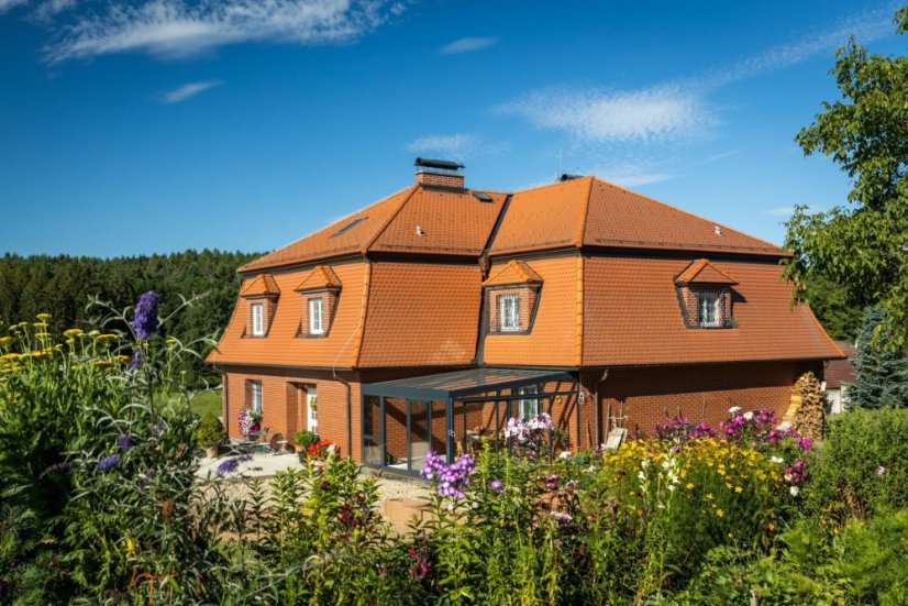 Bobrovka 19x40 - kulatý řez 1/1 - Barva: Amadeus černá 71, Povrchová úprava střešních tašek Tondach: Glazura Amadeus, Typ tašky: Základní taška, Typ krytiny: Bobrovka 19x40 - kulatý řez